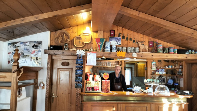 Costantini e il"bob bar" a Cortina, gennaio 2024. Foto Michele Argenta